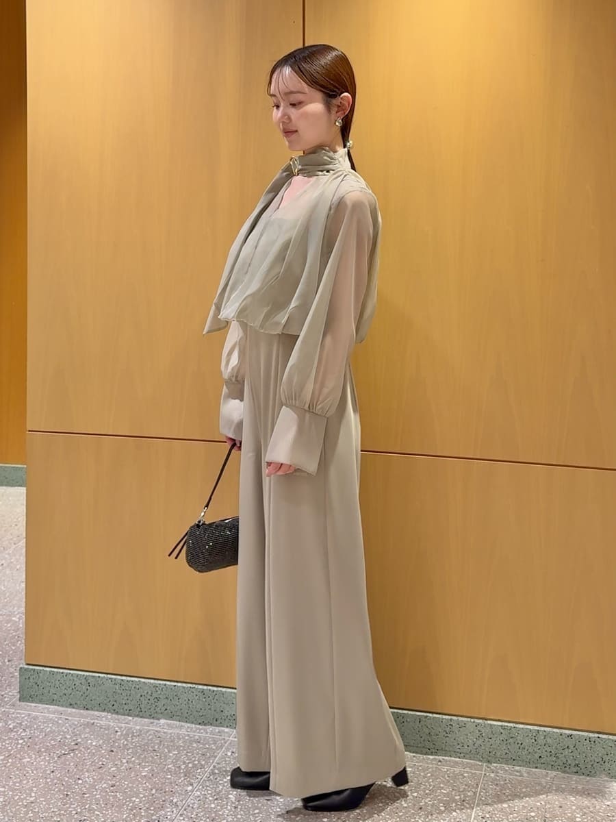 グリーン系のつなぎ/オールインワンを着用したレディースの冬コーディネートの2枚目の写真