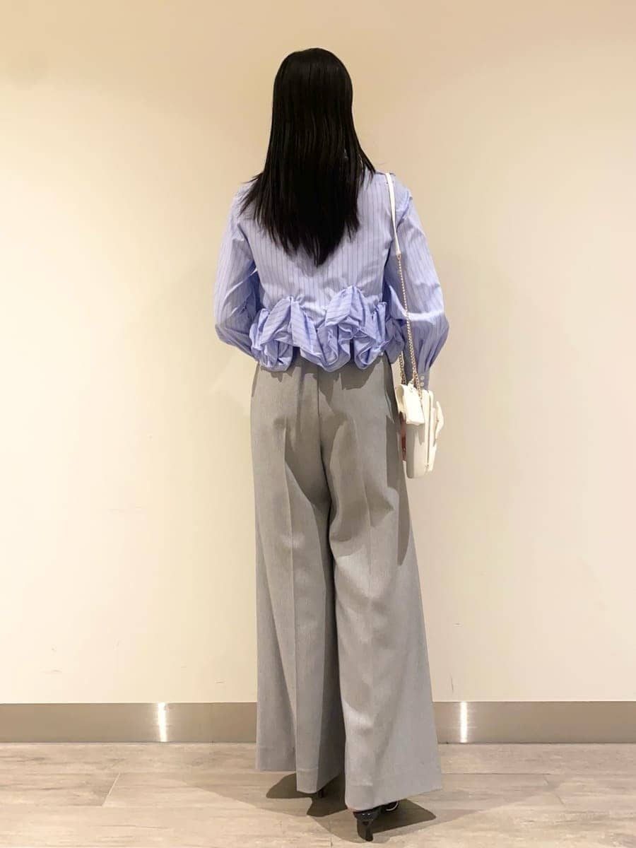 グレー系のその他パンツ、その他のシャツ/ブラウス、ブラック系のパンプスを着用したレディースの冬コーディネートの3枚目の写真