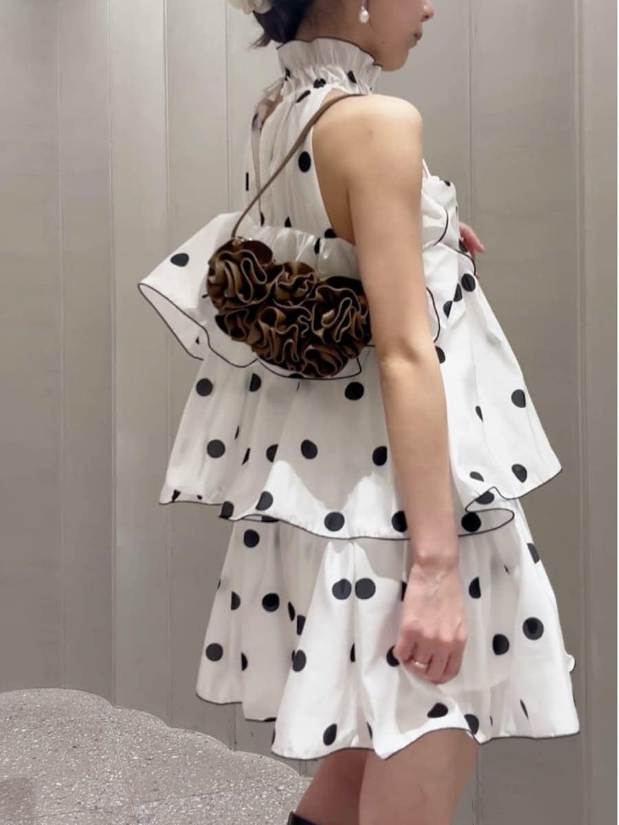 その他のワンピース、ブラウン系のハンドバッグを着用したレディースの春コーディネートの6枚目の写真