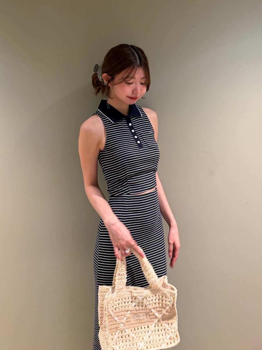 ベージュ系のトートバッグ、その他のワンピースを着用したレディースの夏コーディネートの5枚目の写真