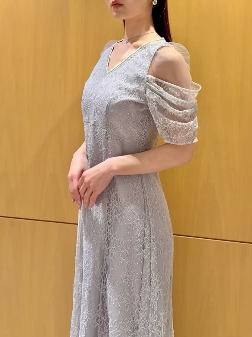 ブラック系のパンプス、シルバー系のネックレス、シルバー系のピアス（両耳用）を着用したレディースの冬コーディネートの5枚目の写真