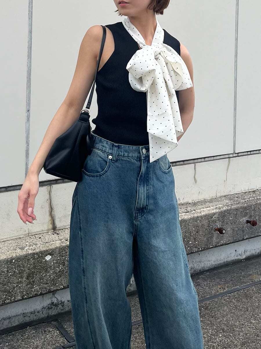 ブルー系のデニムパンツ、ブラック系のTシャツ/カットソー、ブラック系のショルダーバッグを着用したレディースの夏コーディネートの3枚目の写真