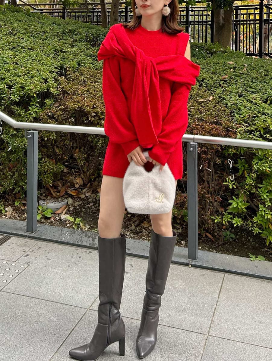 グレー系のブーツ、レッド系のその他パンツ、レッド系のニット/セーターを着用したレディースの冬コーディネートの4枚目の写真