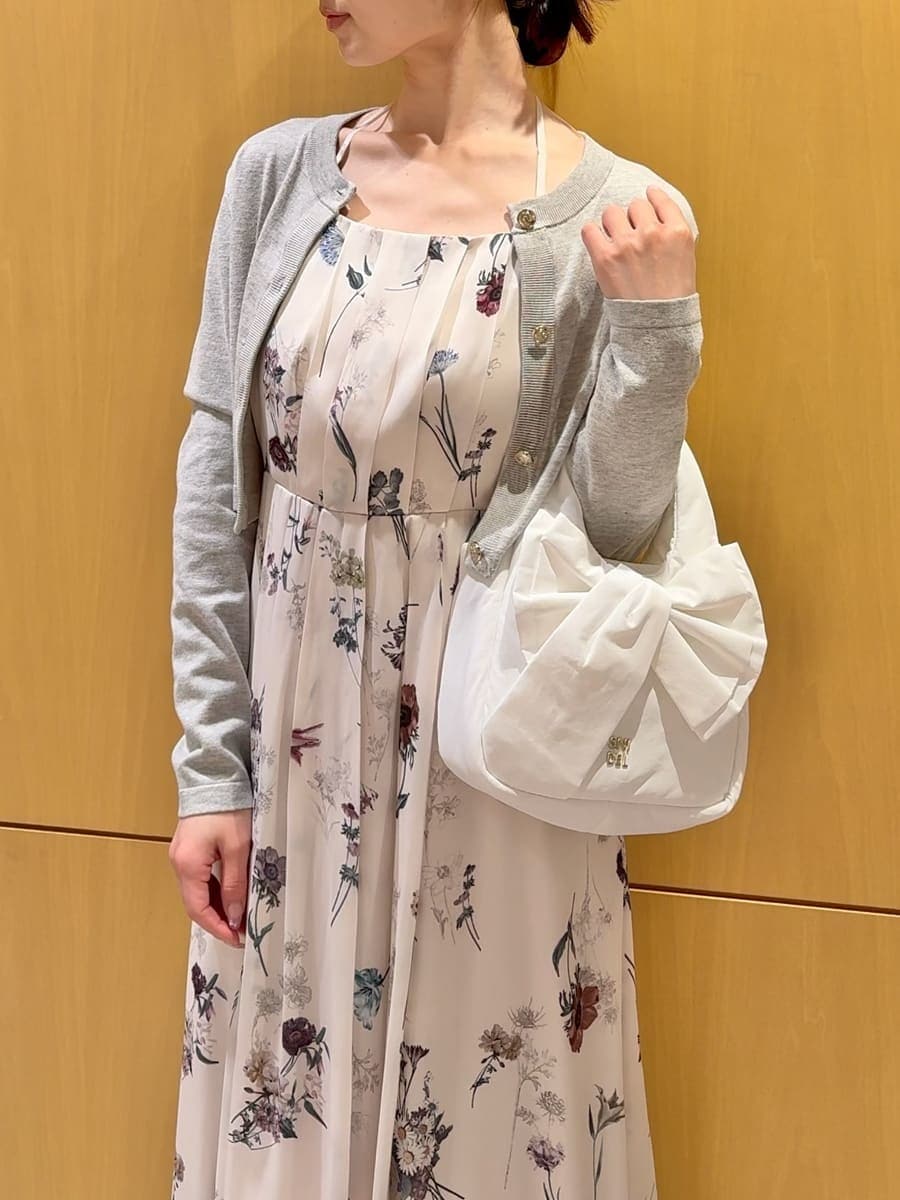 ホワイト系のワンピースを着用したレディースの冬コーディネートの9枚目の写真