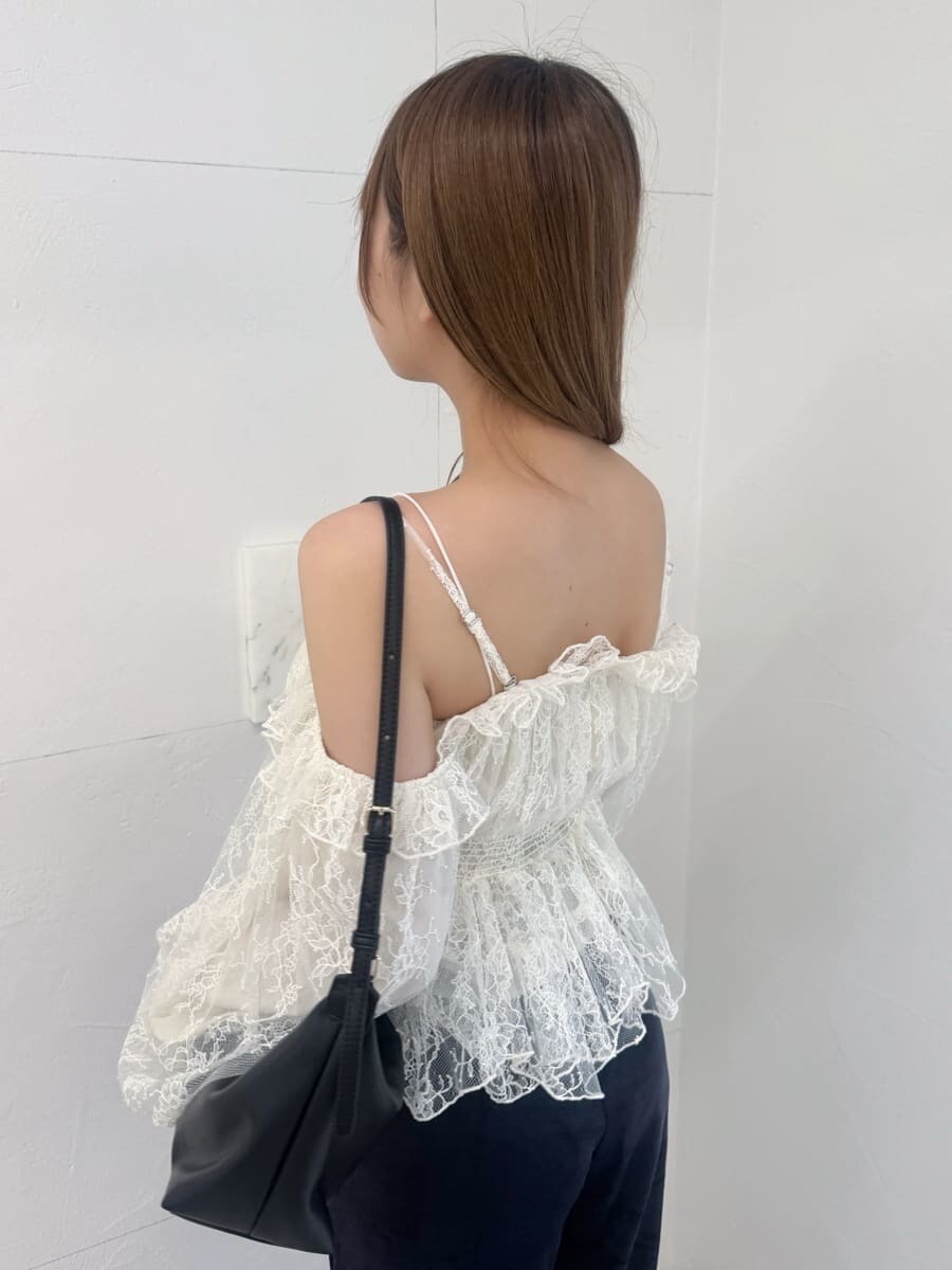 ホワイト系のシャツ/ブラウス、ブラック系のその他パンツ、ブラック系のサンダルを着用したレディースの秋コーディネートの6枚目の写真
