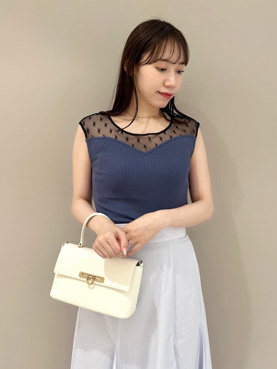 ブルー系のTシャツ/カットソー、ブルー系のスカート、ホワイト系のショルダーバッグを着用したレディースの夏コーディネートの2枚目の写真