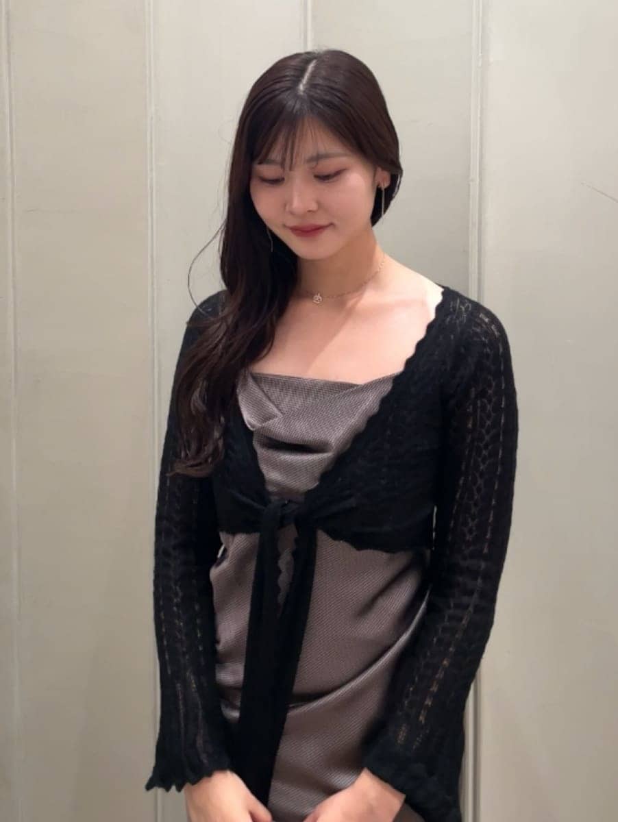 その他のワンピース、ブラック系のカーディガン/ボレロ、ブラック系のパンプスを着用したレディースの秋コーディネートの9枚目の写真