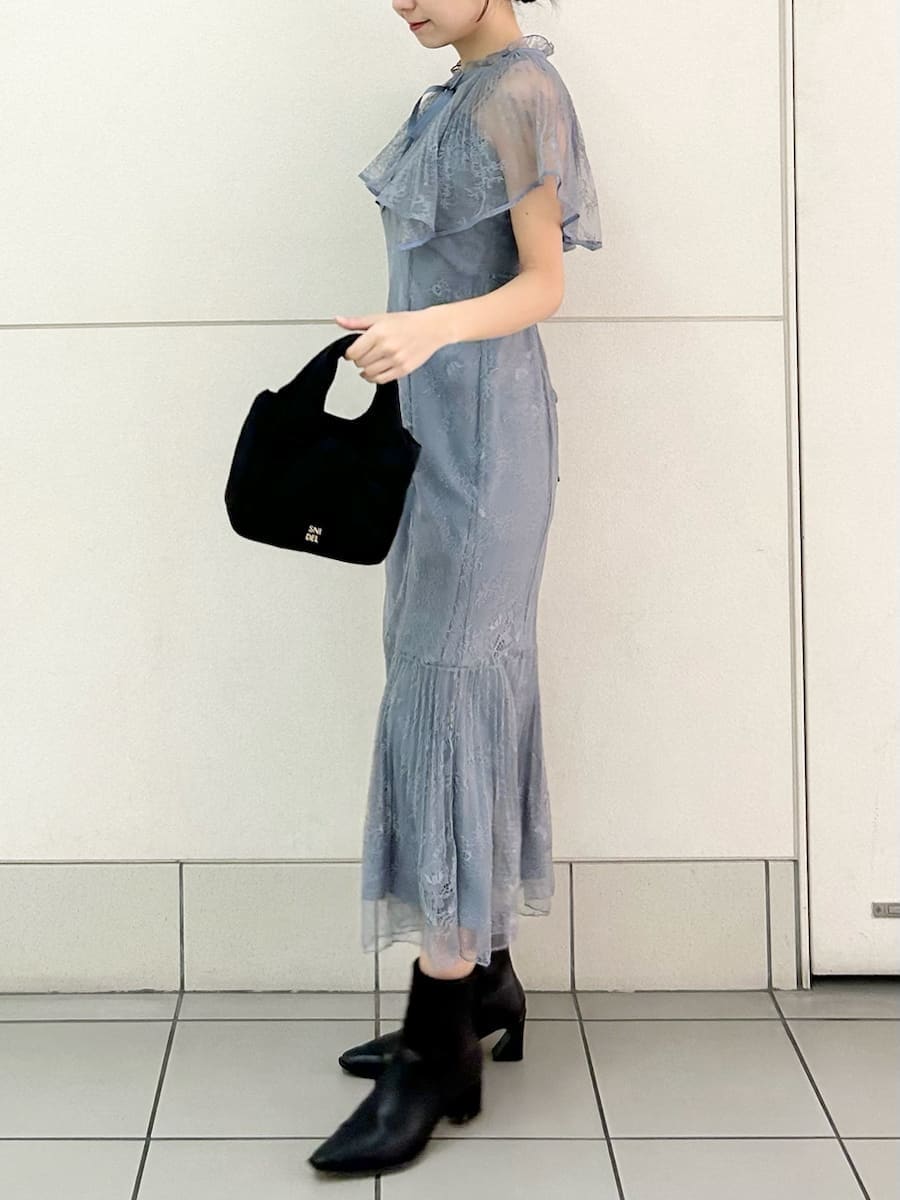 グレー系のドレスを着用したレディースの冬コーディネートの3枚目の写真