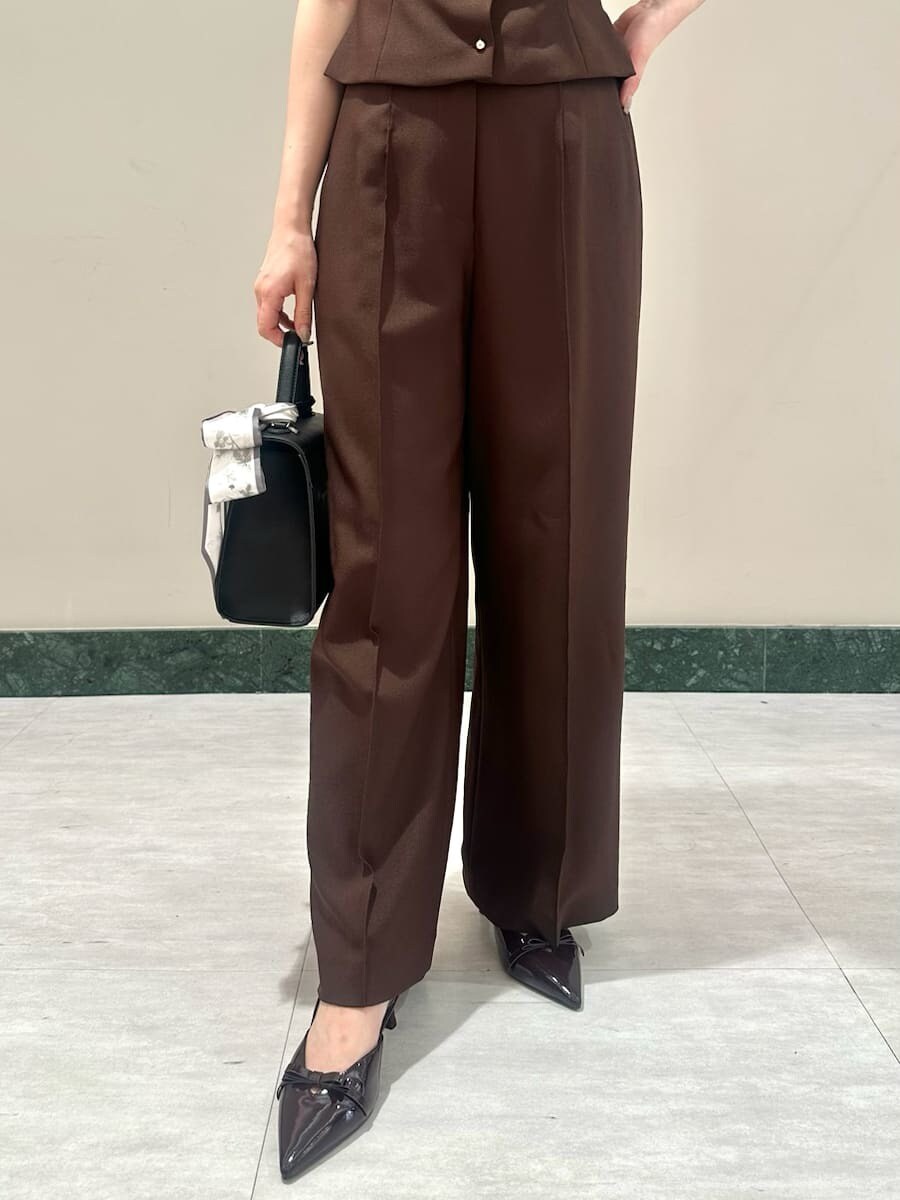 ブラウン系のキャミソール、ブラウン系のその他パンツ、ブラック系のハンドバッグを着用したレディースの夏コーディネートの5枚目の写真