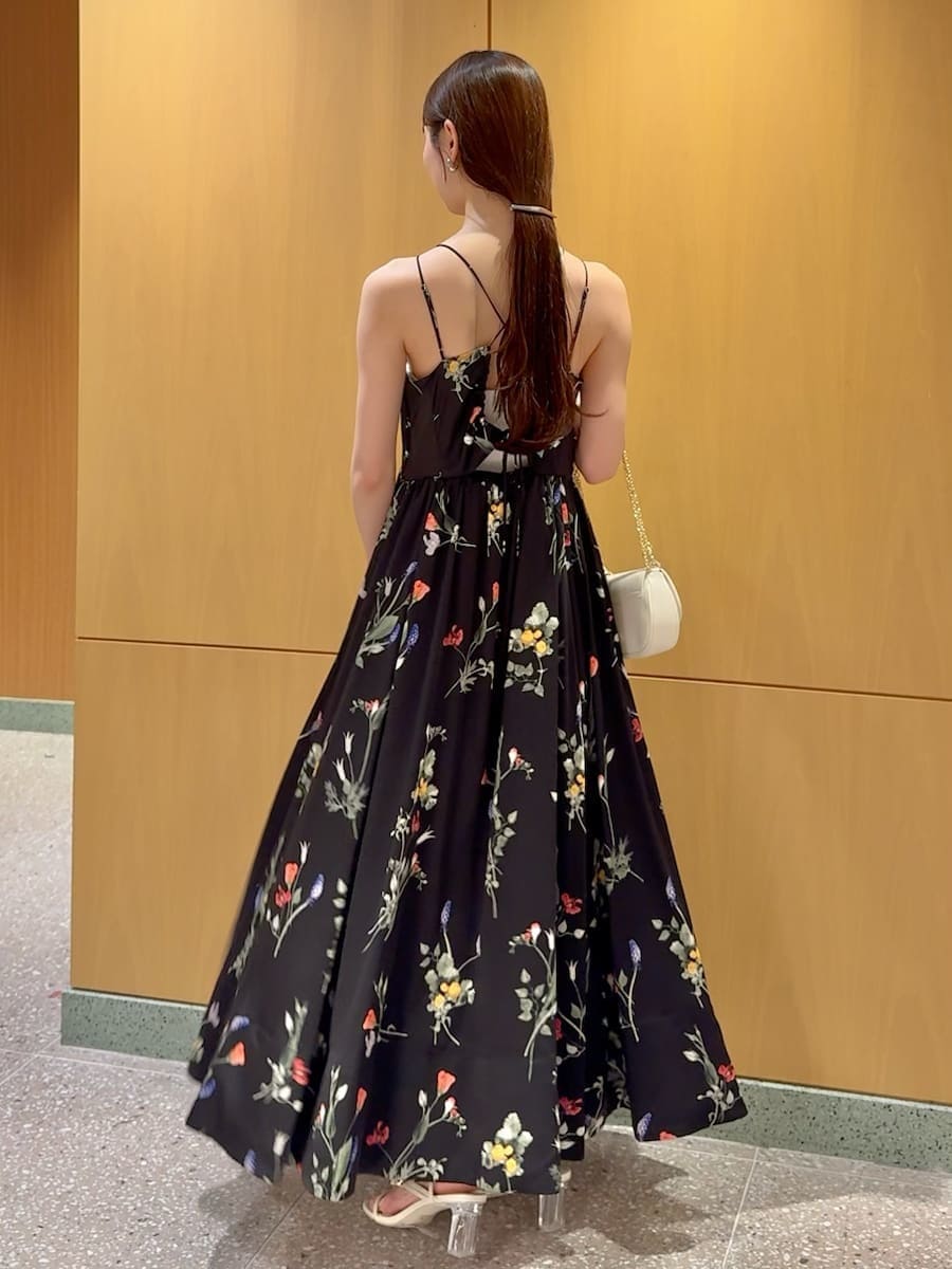 ホワイト系のテーラードジャケット、ブラック系のワンピース、ホワイト系のショルダーバッグを着用したレディースの春コーディネートの5枚目の写真