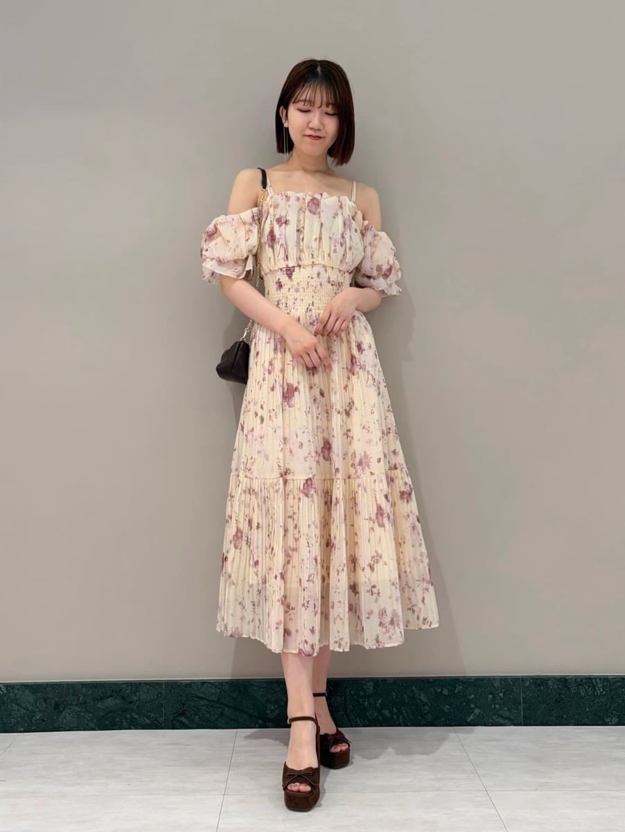 ピンク系のワンピース、ブラウン系のサンダルを着用したレディースの夏コーディネートの5枚目の写真