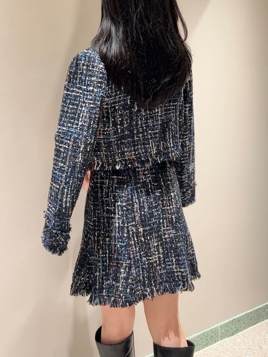 ブルー系のノーカラージャケット、ブルー系のワンピース、ブラック系のトートバッグを着用したレディースの秋コーディネートの7枚目の写真