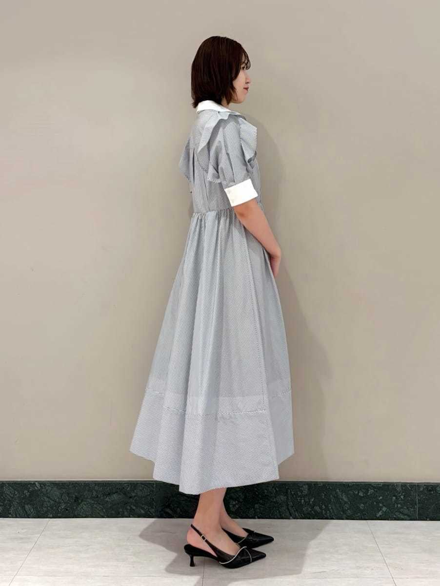 その他のワンピース、ブラック系のパンプス、ブラック系のショルダーバッグを着用したレディースの春コーディネートの2枚目の写真