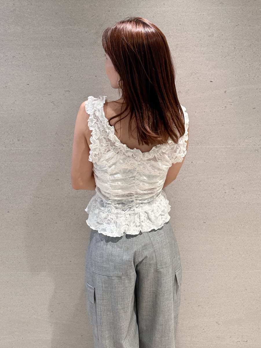 ホワイト系のTシャツ/カットソー、グレー系のカーゴパンツ、ブラック系のボストンバッグを着用したレディースの夏コーディネートの4枚目の写真