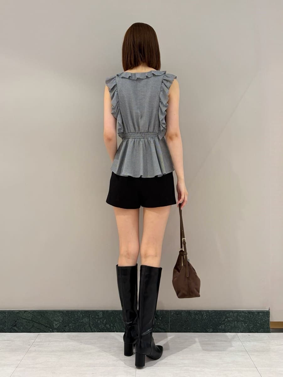 その他のシャツ/ブラウス、ブラック系のブーツ、ブラウン系のショルダーバッグを着用したレディースの夏コーディネートの2枚目の写真