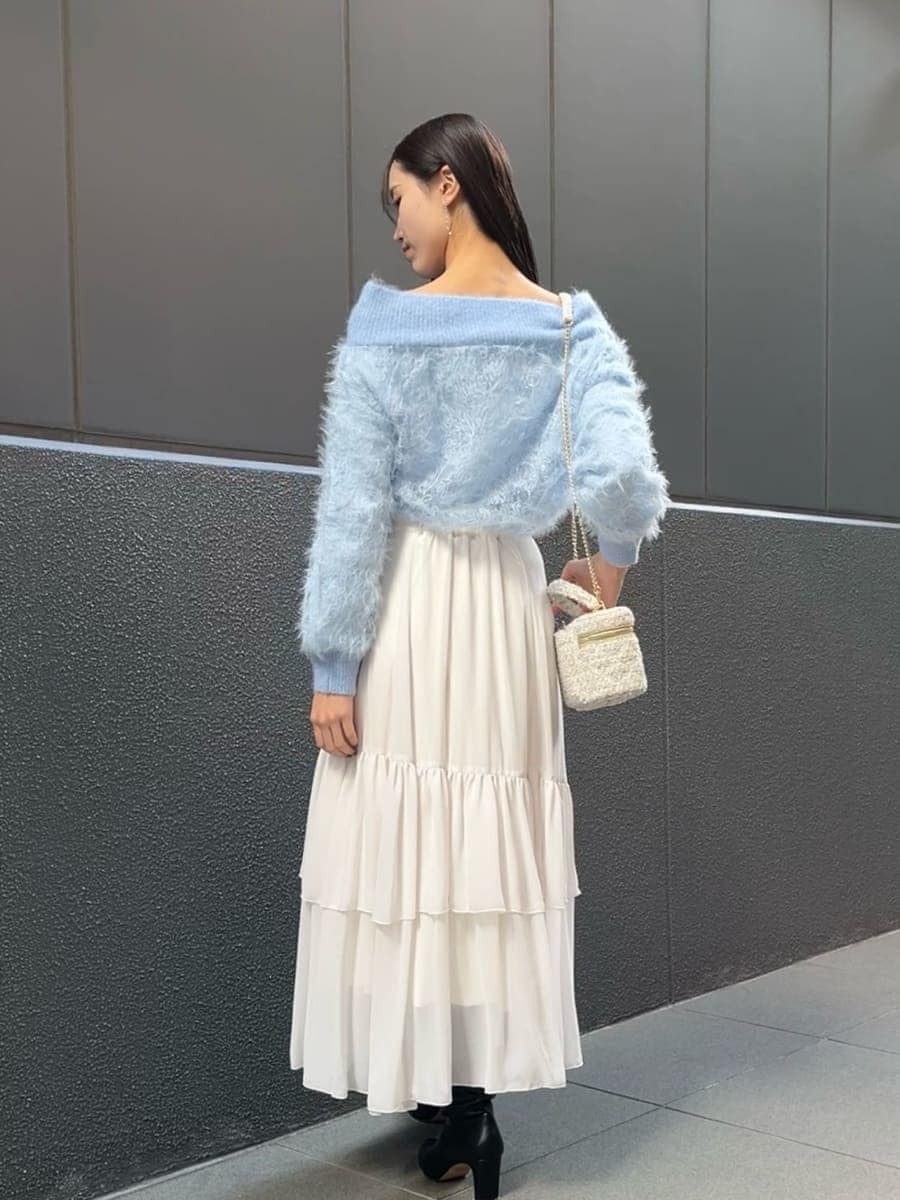 ホワイト系のスカート、ホワイト系のハンドバッグを着用したレディースの冬コーディネートの7枚目の写真