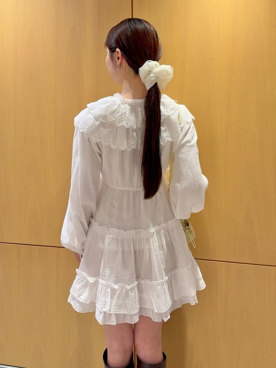 ホワイト系のその他トップス、イエロー系のショルダーバッグを着用したレディースの冬コーディネートの5枚目の写真