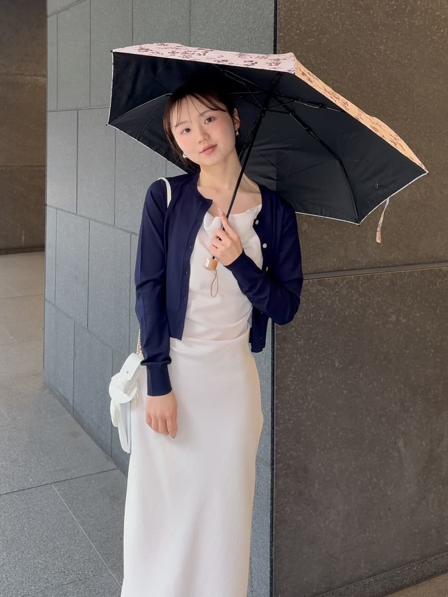 ホワイト系のワンピース、ブルー系のカーディガン/ボレロ、ブラウン系のパンプスを着用したレディースの春コーディネートの2枚目の写真