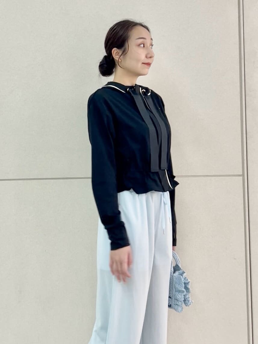 ブルー系のその他パンツ、ブルー系のショルダーバッグ、ブラック系のパーカーを着用したレディースの春コーディネートの6枚目の写真