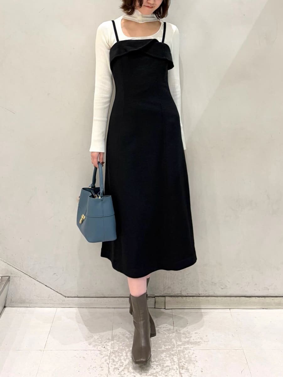 ブルー系のショルダーバッグ、ホワイト系のニット/セーターを着用したレディースの冬コーディネートの2枚目の写真