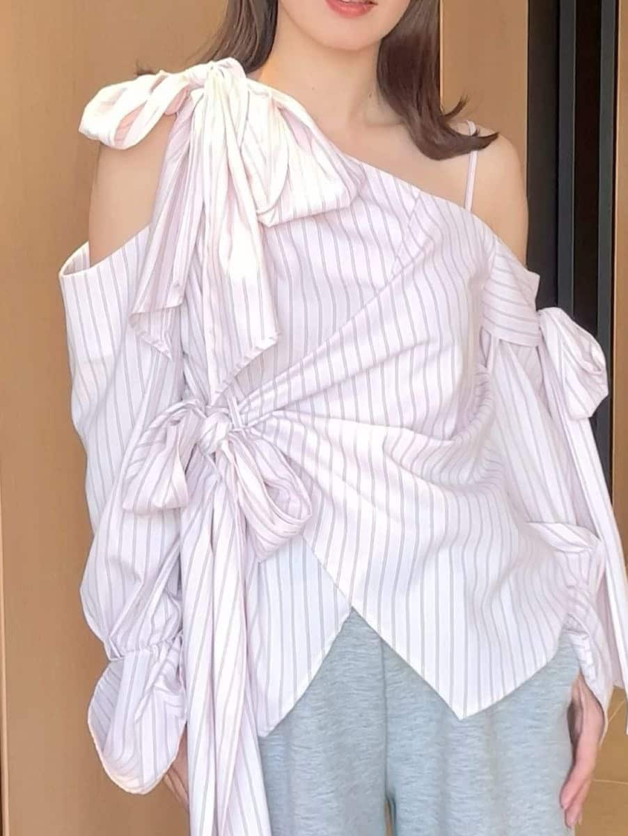 グレー系のスウェットパンツ、シルバー系のスニーカーを着用したレディースの冬コーディネートの5枚目の写真