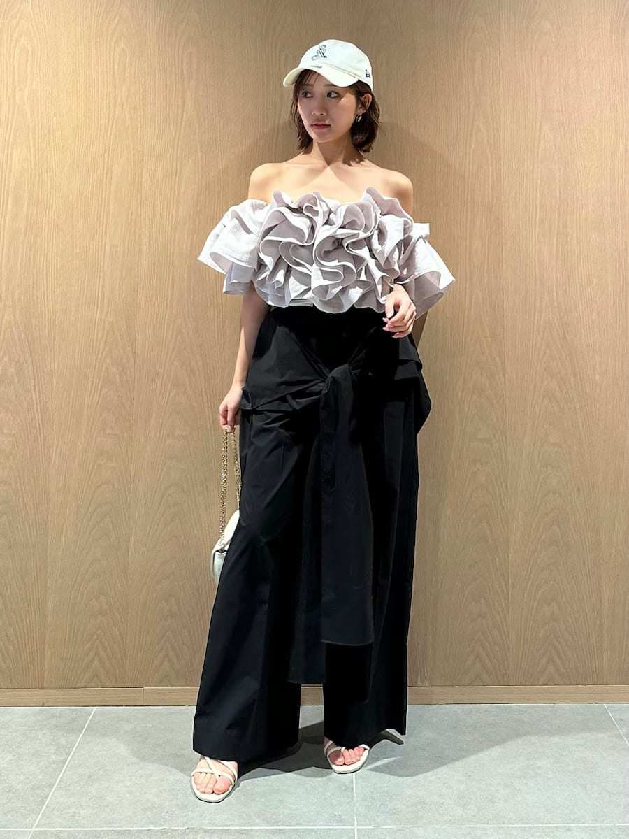 ブラック系のその他パンツ、グレー系のシャツ/ブラウス、ホワイト系のショルダーバッグを着用したレディースの春コーディネートの7枚目の写真