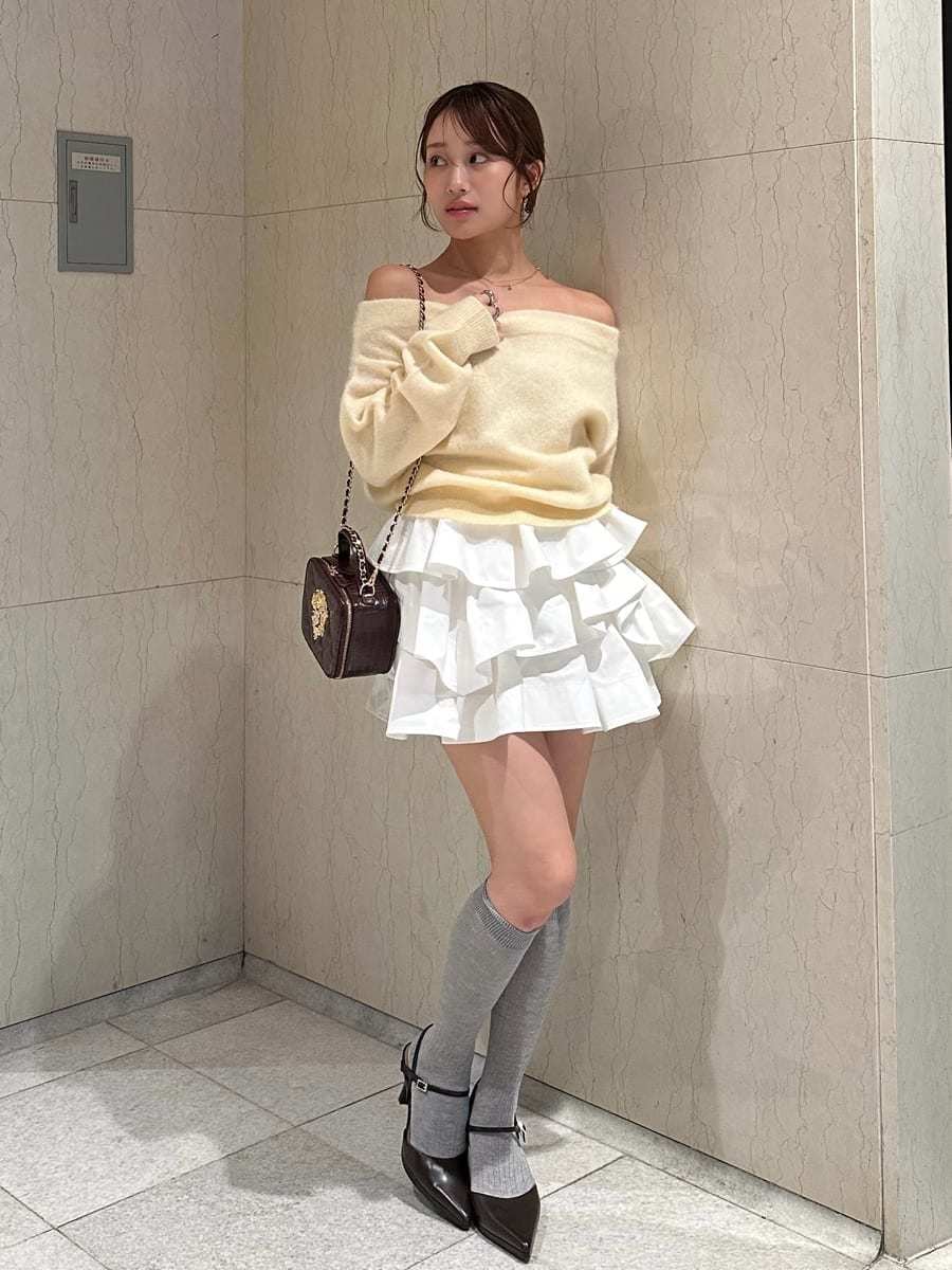 ホワイト系のその他パンツ、イエロー系のニット/セーター、ブラウン系のパンプスを着用したレディースの秋コーディネートの4枚目の写真