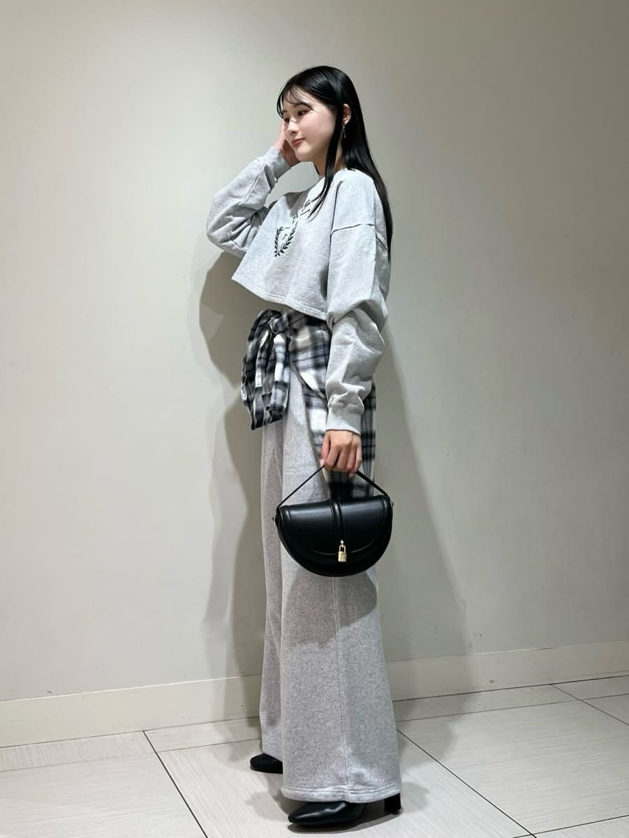 ブラック系のシャツ/ブラウス、グレー系のTシャツ/カットソー、グレー系のその他パンツを着用したレディースの秋コーディネートの2枚目の写真