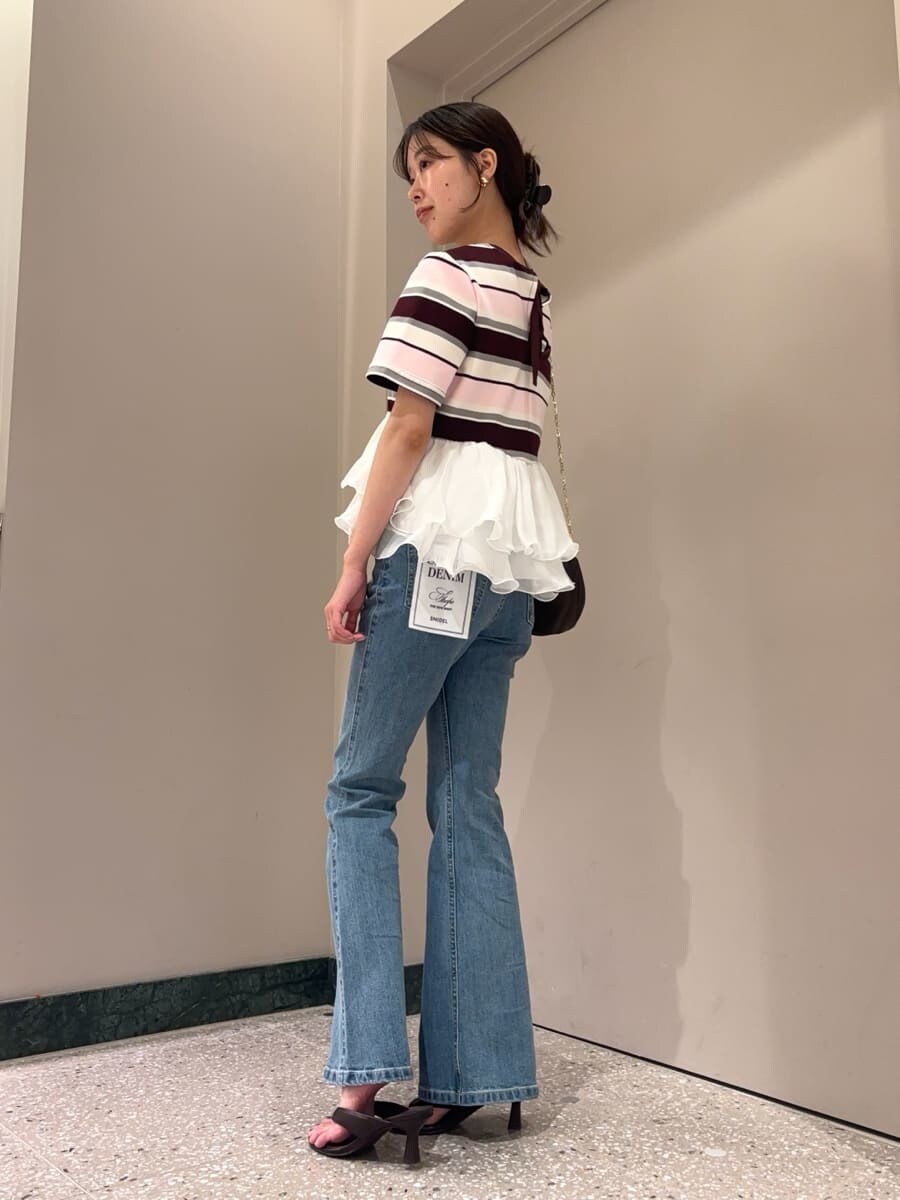 ピンク系のTシャツ/カットソー、ブラウン系のサンダルを着用したレディースの夏コーディネートの4枚目の写真