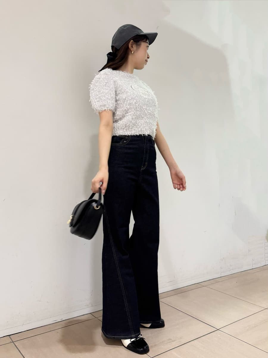 グレー系のニット/セーター、ブルー系のデニムパンツ、その他のパンプスを着用したレディースの夏コーディネートの3枚目の写真