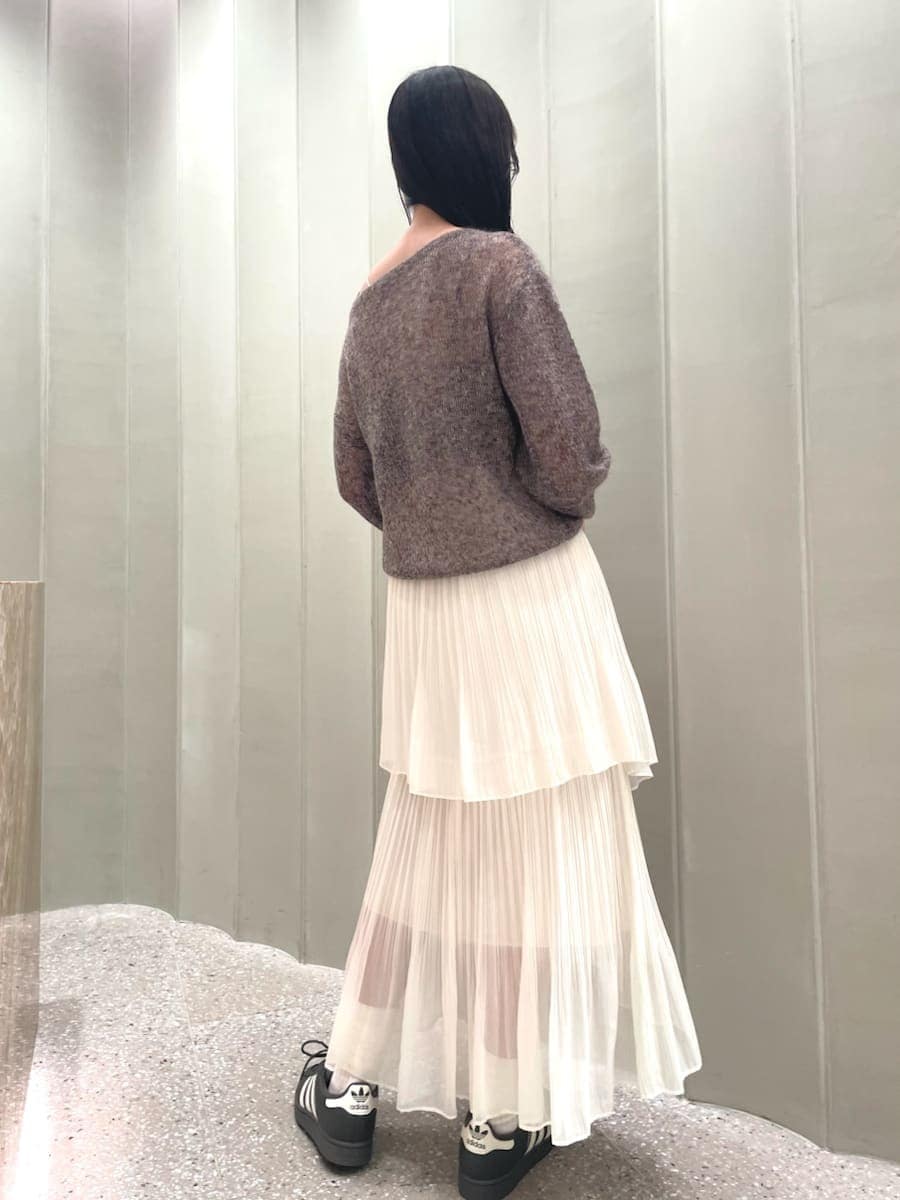 ブラウン系のニット/セーター、ホワイト系のスカート、イエロー系のハンドバッグを着用したレディースの秋コーディネートの5枚目の写真