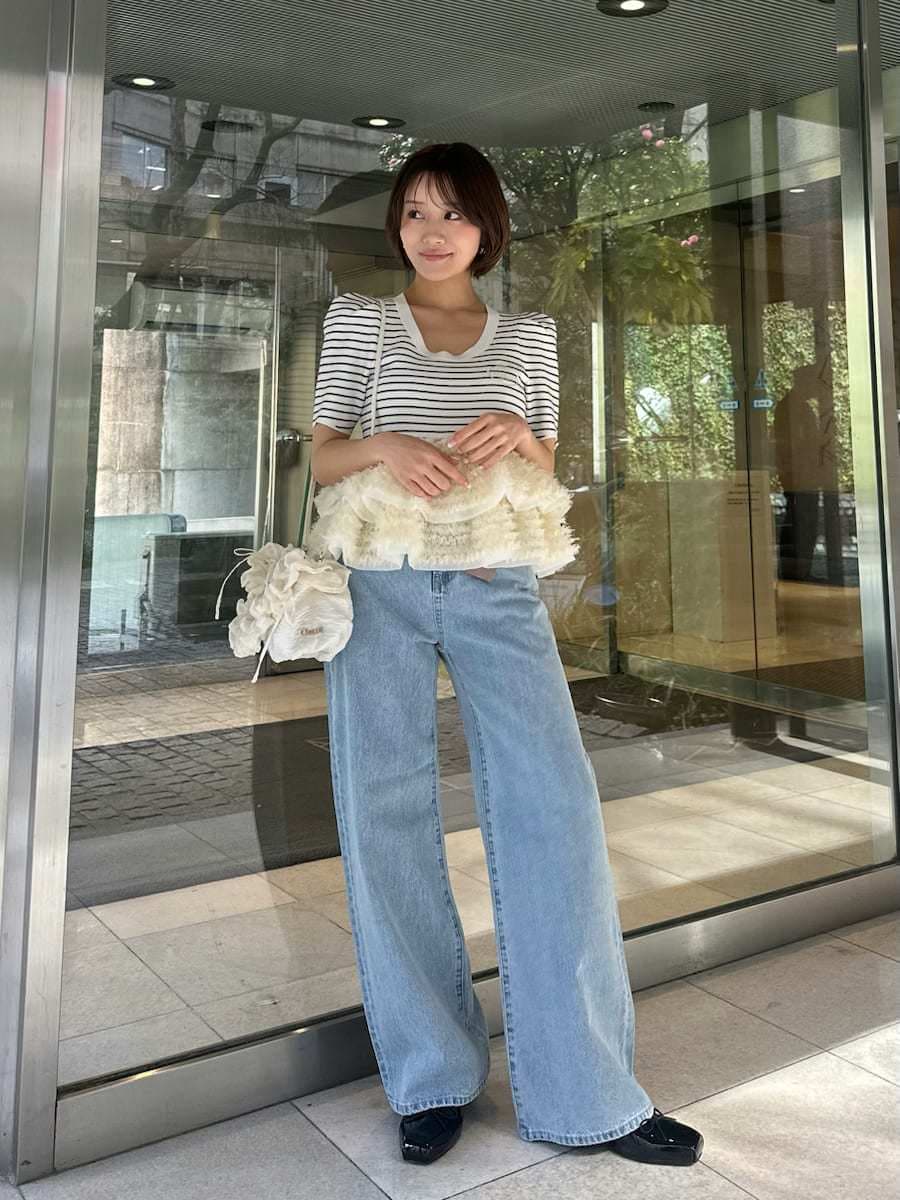 ブルー系のデニムパンツ、その他のニット/セーター、ブラック系のパンプスを着用したレディースの春コーディネートの2枚目の写真