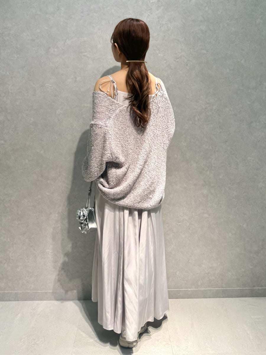 パープル系のワンピース、シルバー系のハンドバッグ、シルバー系のスニーカーを着用したレディースの春コーディネートの2枚目の写真