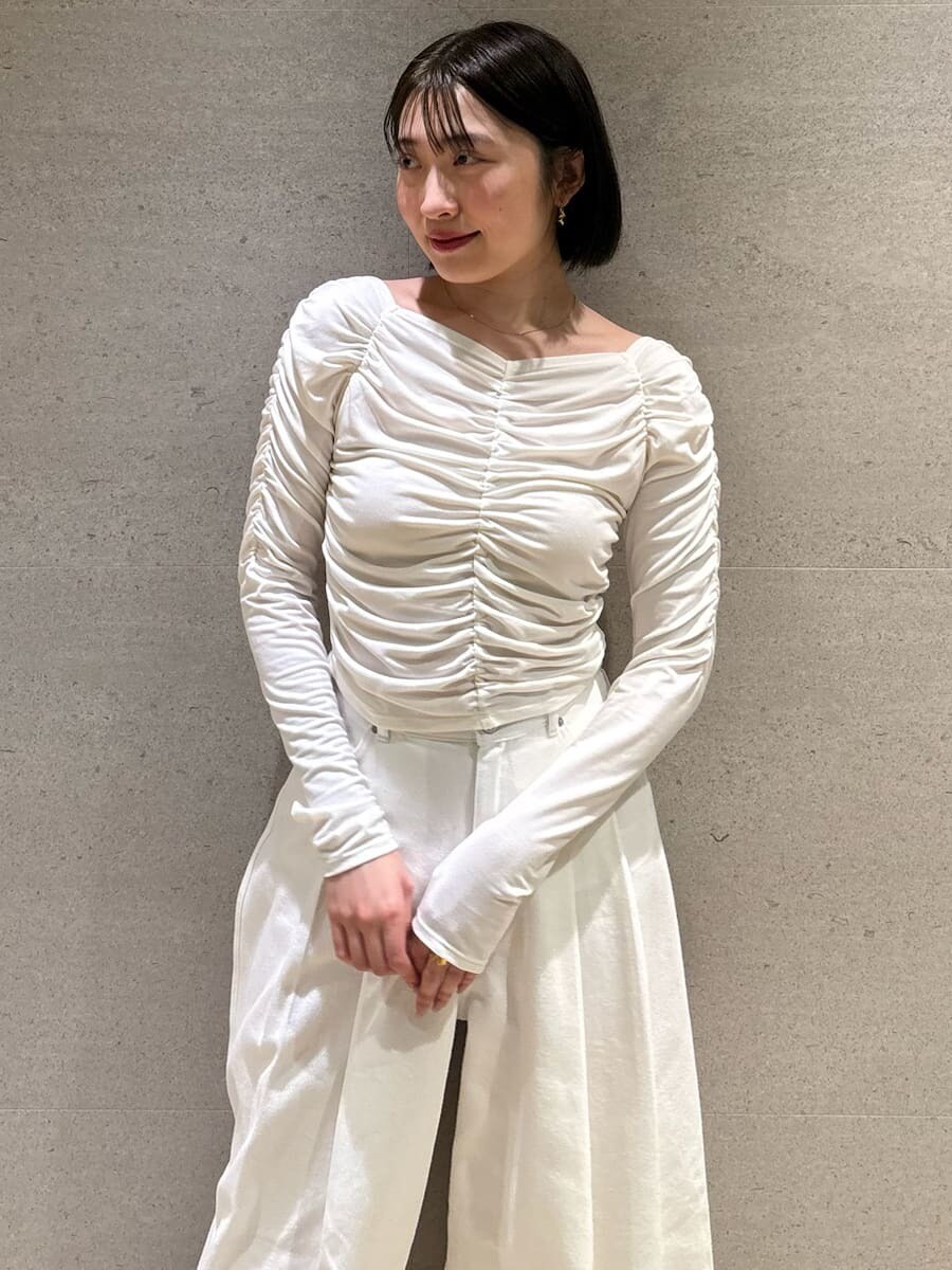 ホワイト系のTシャツ/カットソーを着用したレディースの冬コーディネートの8枚目の写真