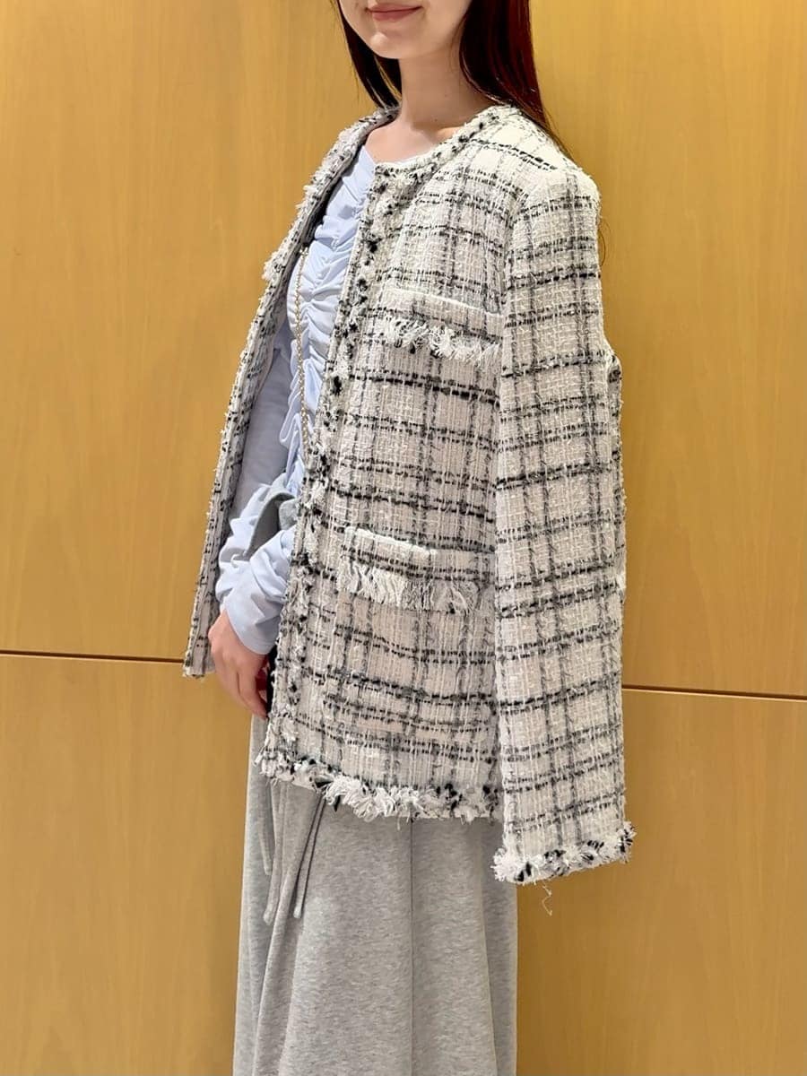 ホワイト系のノーカラージャケット、グレー系のその他パンツ、ブルー系のTシャツ/カットソーを着用したレディースの冬コーディネートの6枚目の写真