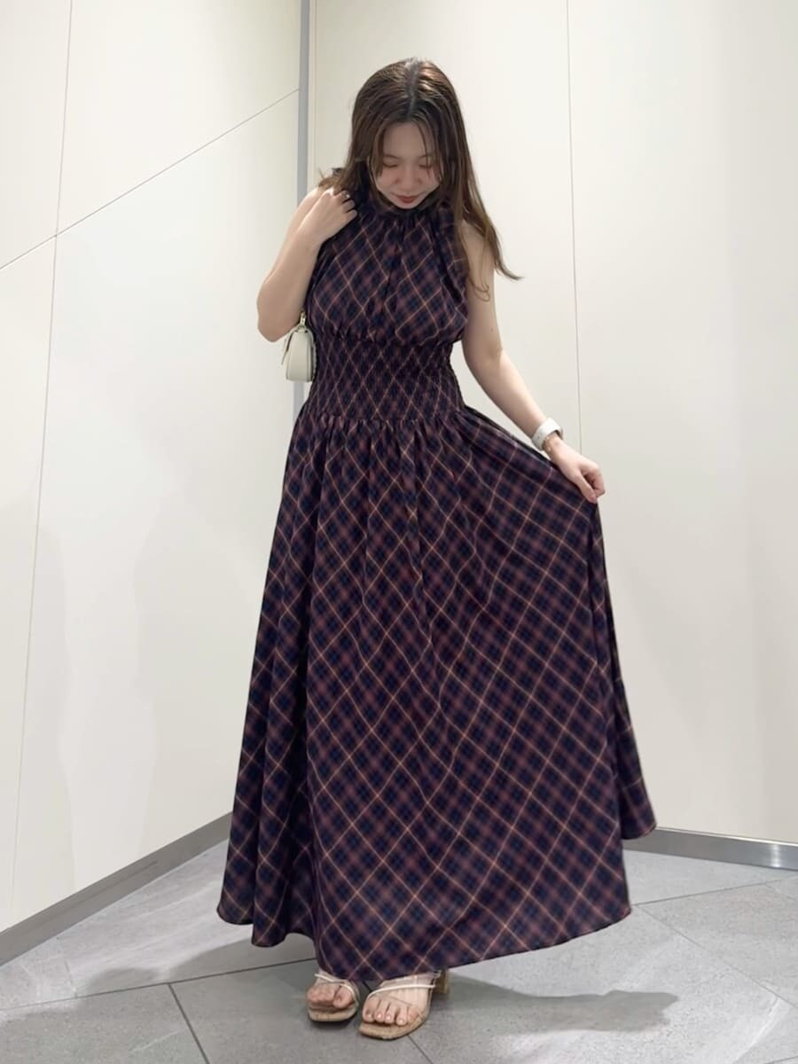 ホワイト系のショルダーバッグ、その他のサンダル、パープル系のワンピースを着用したレディースの夏コーディネートの3枚目の写真