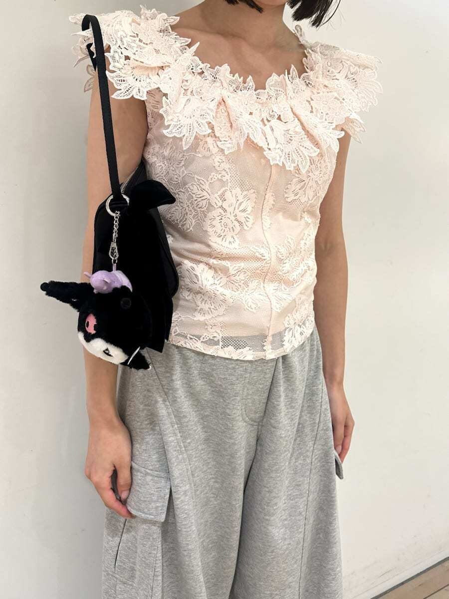 グレー系のその他パンツ、ピンク系のTシャツ/カットソー、ブラウン系のサンダルを着用したレディースの夏コーディネートの5枚目の写真