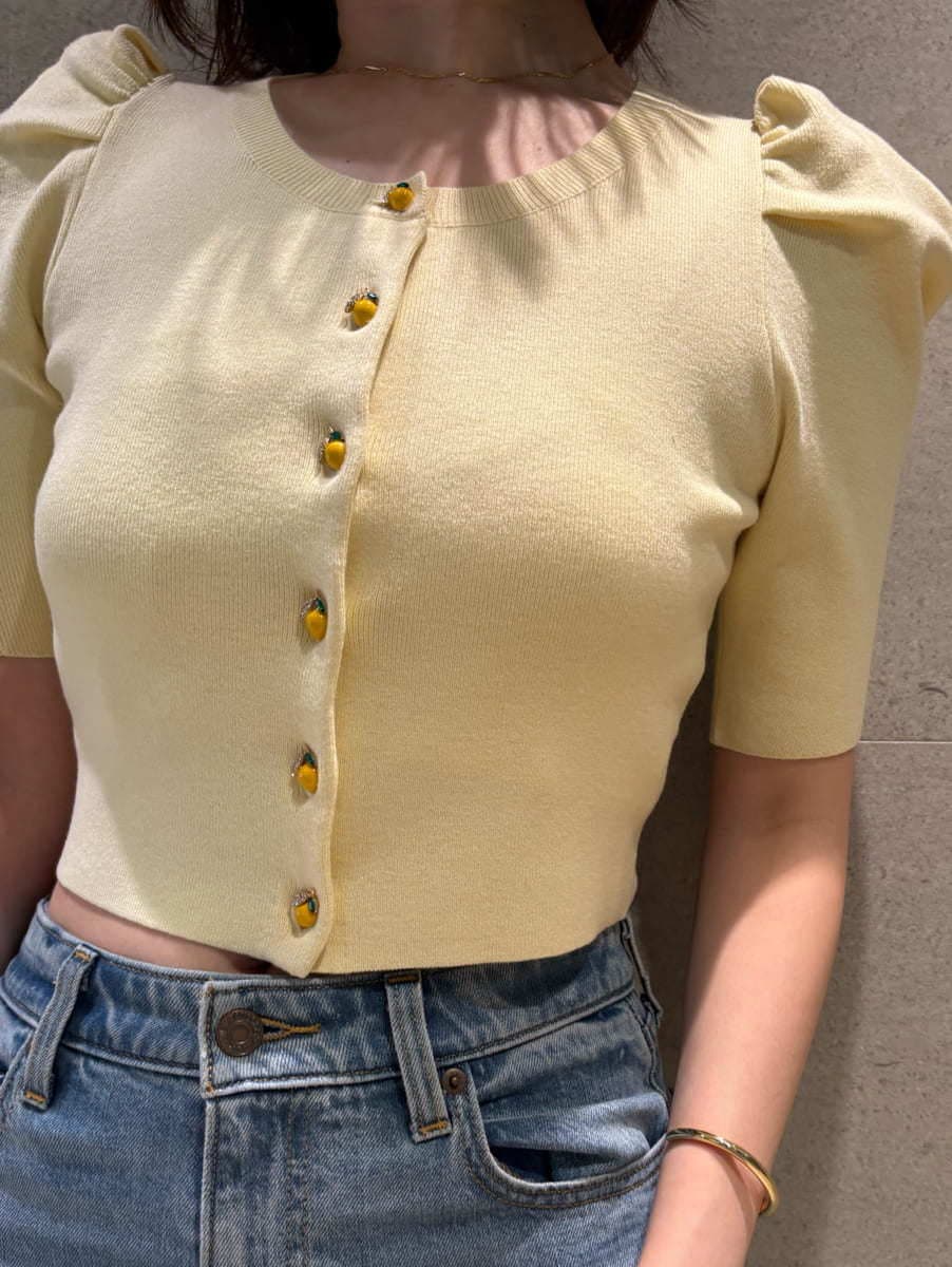 ブルー系のデニムパンツ、イエロー系のカーディガン/ボレロ、その他のサンダルを着用したレディースの春コーディネートの6枚目の写真