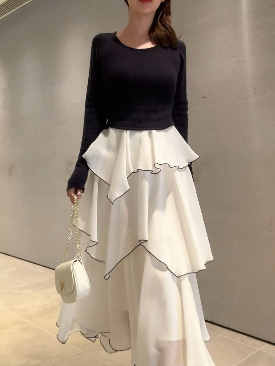 ブルー系のワンピース、ホワイト系のショルダーバッグ、シルバー系のスニーカーを着用したレディースの冬コーディネートの3枚目の写真