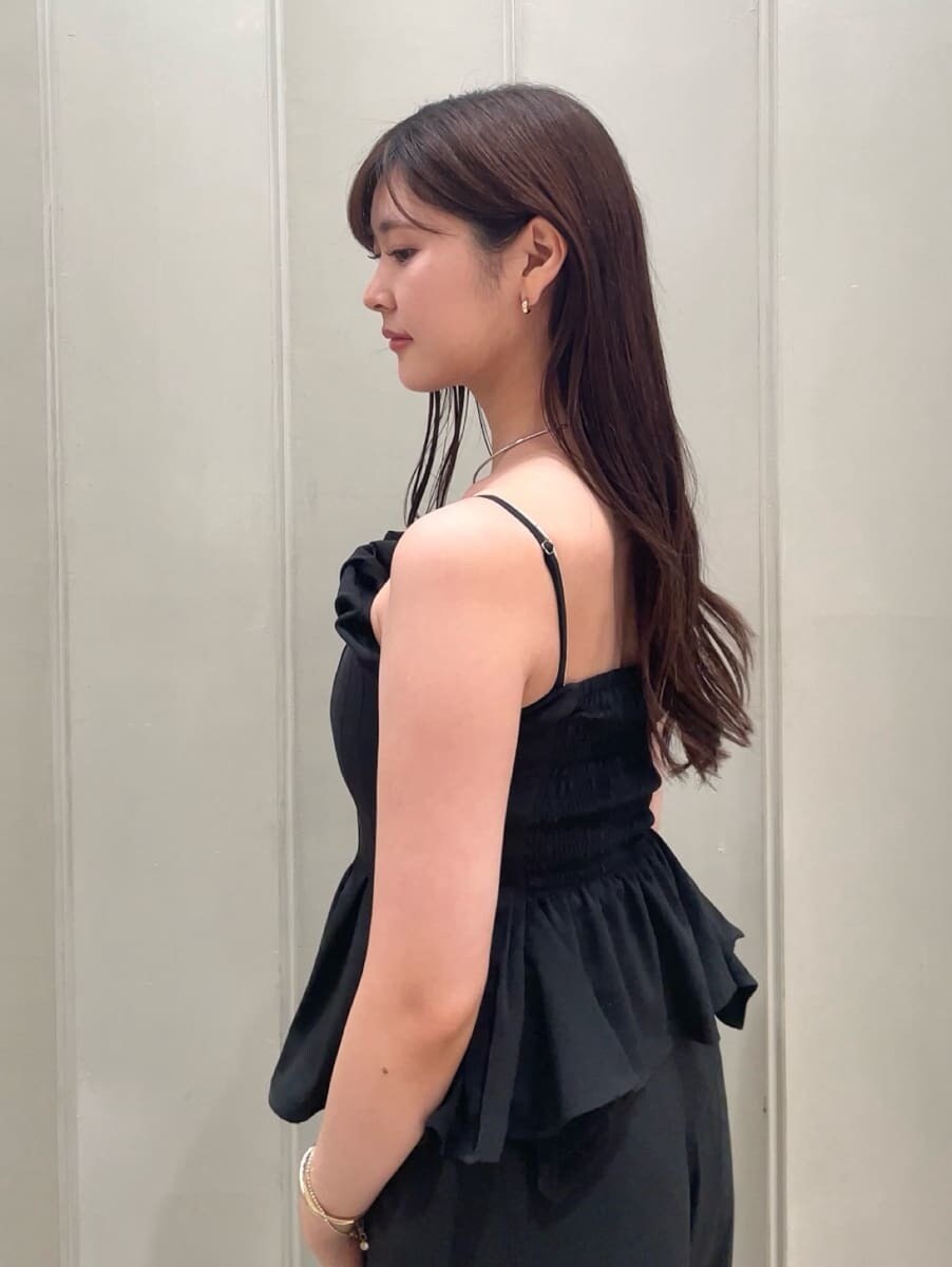 ブラック系のその他パンツ、ブラック系のその他トップス、シルバー系のショルダーバッグを着用したレディースの夏コーディネートの9枚目の写真
