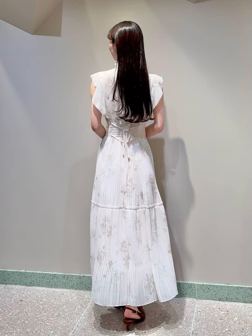 ピンク系のワンピース、ブラウン系のパンプス、ホワイト系のショルダーバッグを着用したレディースの春コーディネートの3枚目の写真