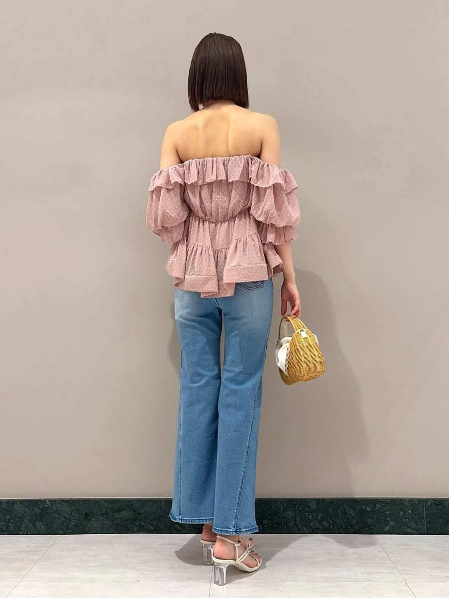 ブルー系のデニムパンツ、ホワイト系のサンダル、ホワイト系のかごバッグを着用したレディースの夏コーディネートの4枚目の写真