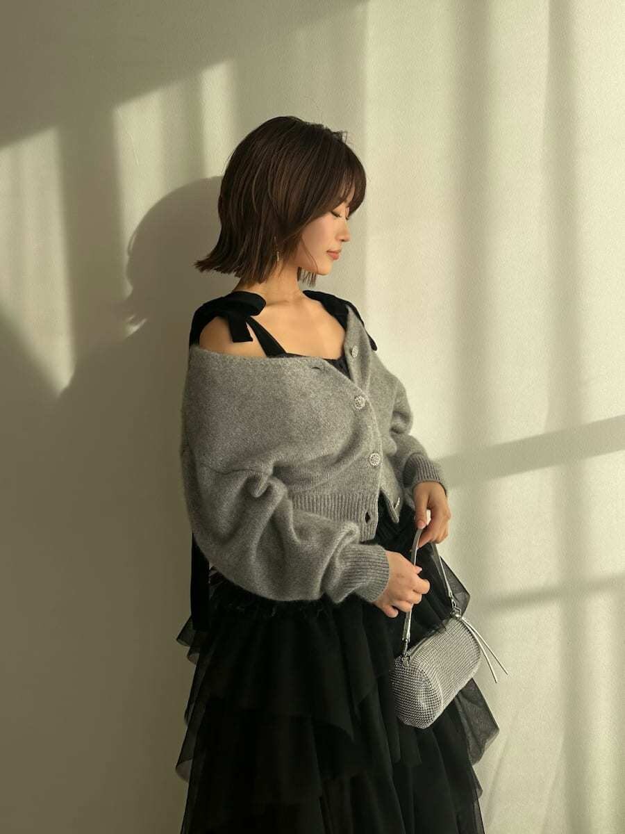 グレー系のブーツ、グレー系のカーディガン/ボレロを着用したレディースの秋コーディネートの6枚目の写真