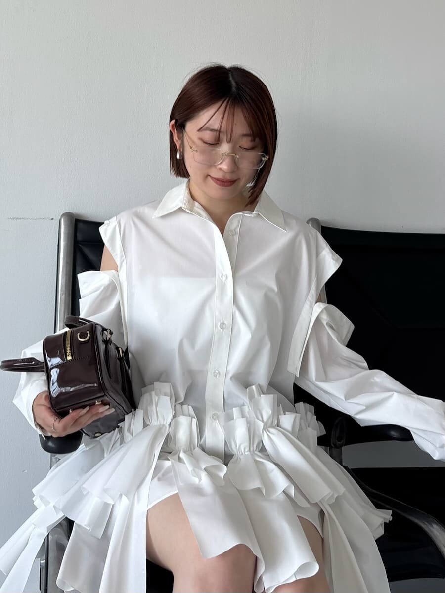 ホワイト系のワンピース、ブラック系のその他パンツ、ブラウン系のボストンバッグを着用したレディースの秋コーディネートの5枚目の写真