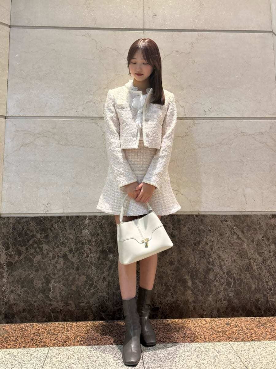 その他のノーカラージャケット、その他のスカート、ホワイト系のシャツ/ブラウスを着用したレディースの冬コーディネートの3枚目の写真