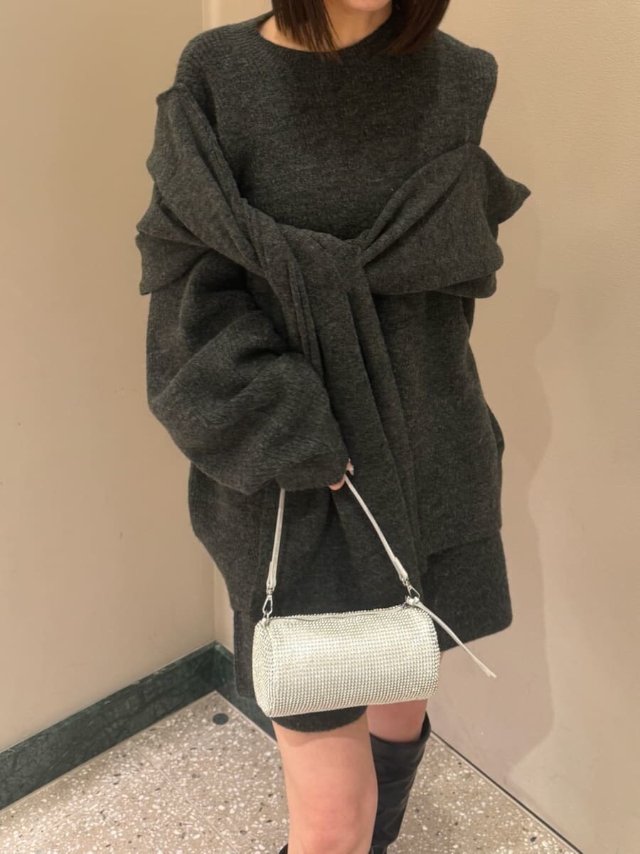 グレー系のその他パンツ、グレー系のニット/セーターを着用したレディースの冬コーディネートの7枚目の写真