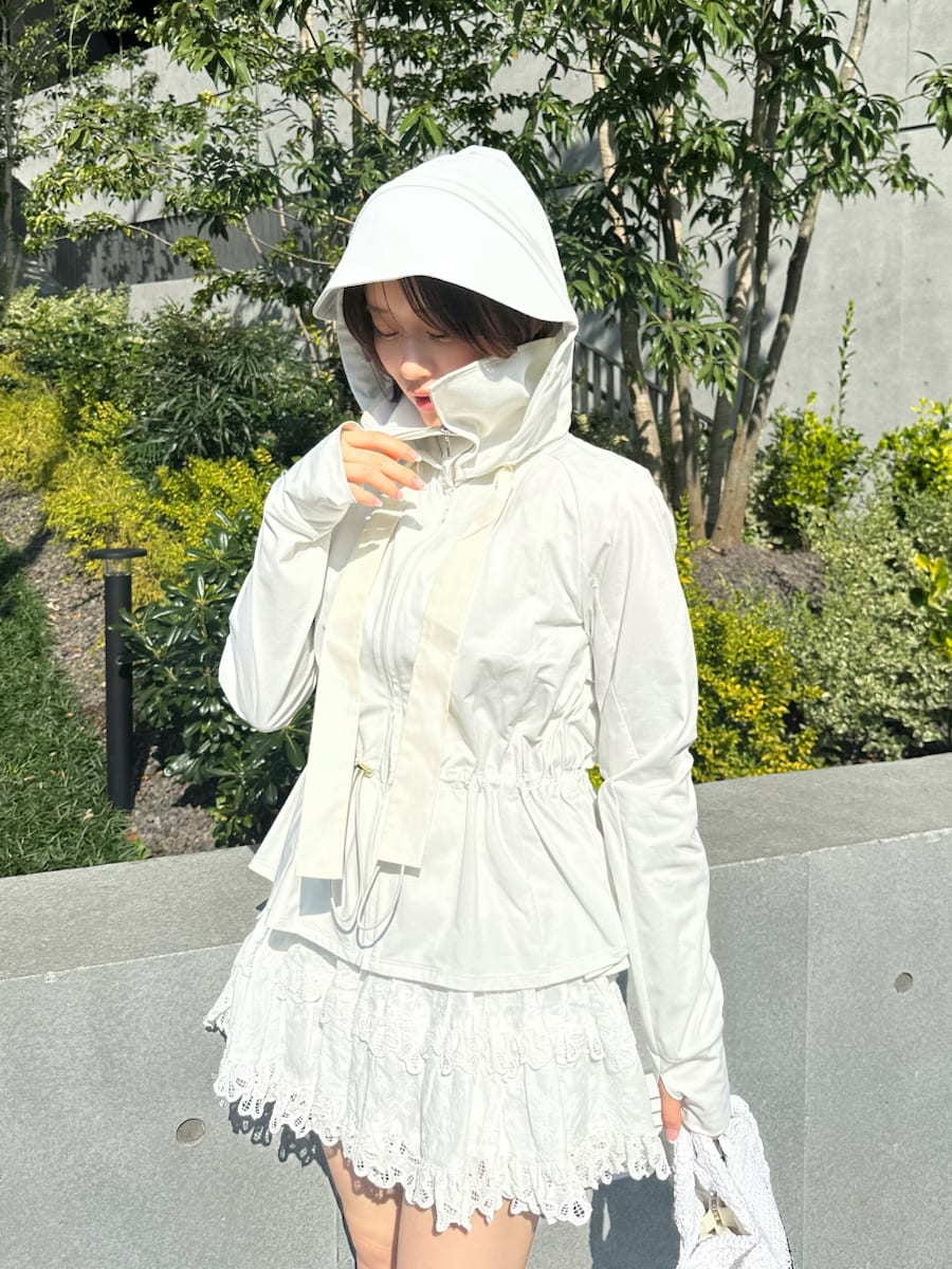 ホワイト系のその他パンツ、ホワイト系のシャツ/ブラウス、ホワイト系のショルダーバッグを着用したレディースの春コーディネートの5枚目の写真