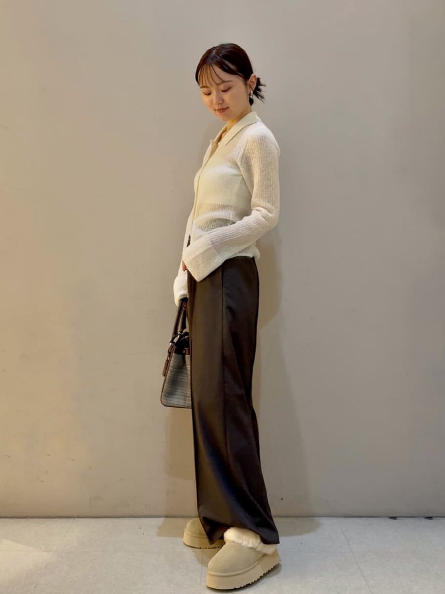 ホワイト系のニット/セーター、ブラウン系のその他パンツ、ブラウン系のハンドバッグを着用したレディースの秋コーディネートの2枚目の写真