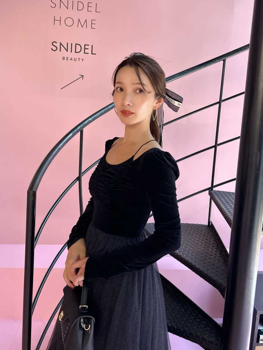 ブラック系のワンピース、ブラック系のショルダーバッグ、ブラック系のその他ヘアアクセサリーを着用したレディースの夏コーディネートの3枚目の写真