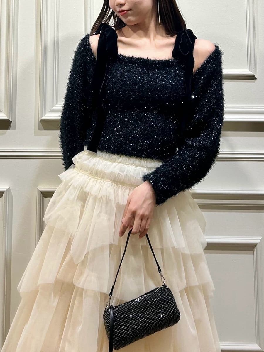 ブラック系のニット/セーター、ゴールド系のピアス（両耳用）を着用したレディースの冬コーディネートの4枚目の写真